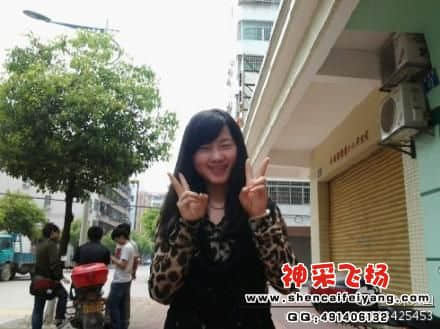 她的正面照