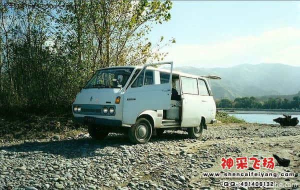 1967年，第一代丰田海狮，1.3L发动机，最多乘坐9人，四盏头灯是这一代丰田海狮最大的特点.jpg