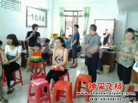 观摩的家长和小孩.jpg