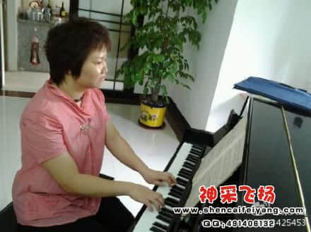 李老师弹琴.jpg