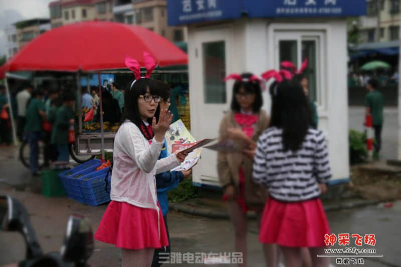 12美女好认真.jpg