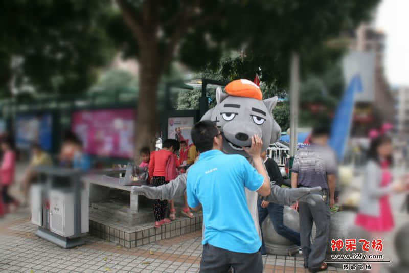 这是和灰太狼说悄悄话呢还是亲的？