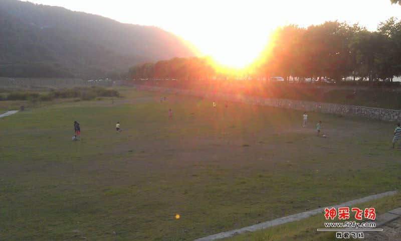 夕阳踢足球