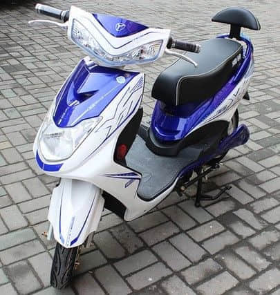 雅迪电动摩托车.jpg