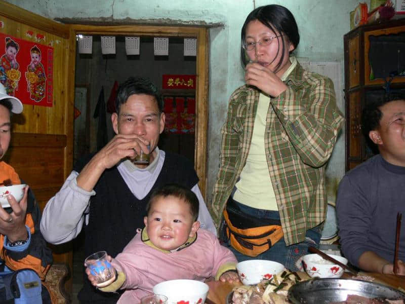 左边系村长，右边系我地既领队，中间系村长既孙子，好可爱加，成日偷我既猪姑力，饮我既饮料。