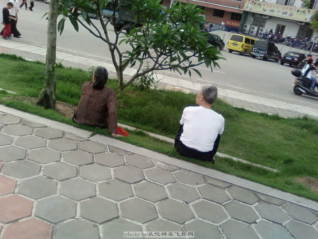 将来我们老了，也可以像这对老夫妻一样吗？静静地在河边坐着乘凉