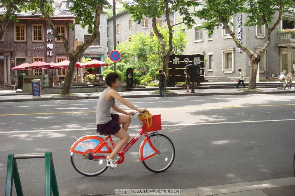 靓女系度踩紧.webp