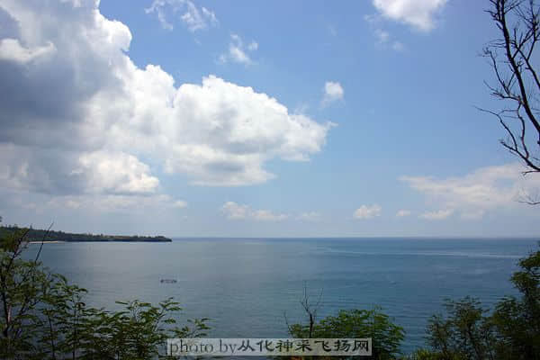 我们就居住在这个宁静的港湾里，享受着这里天赐的生活