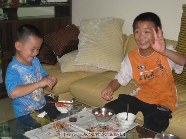 小帅哥们吃得开心